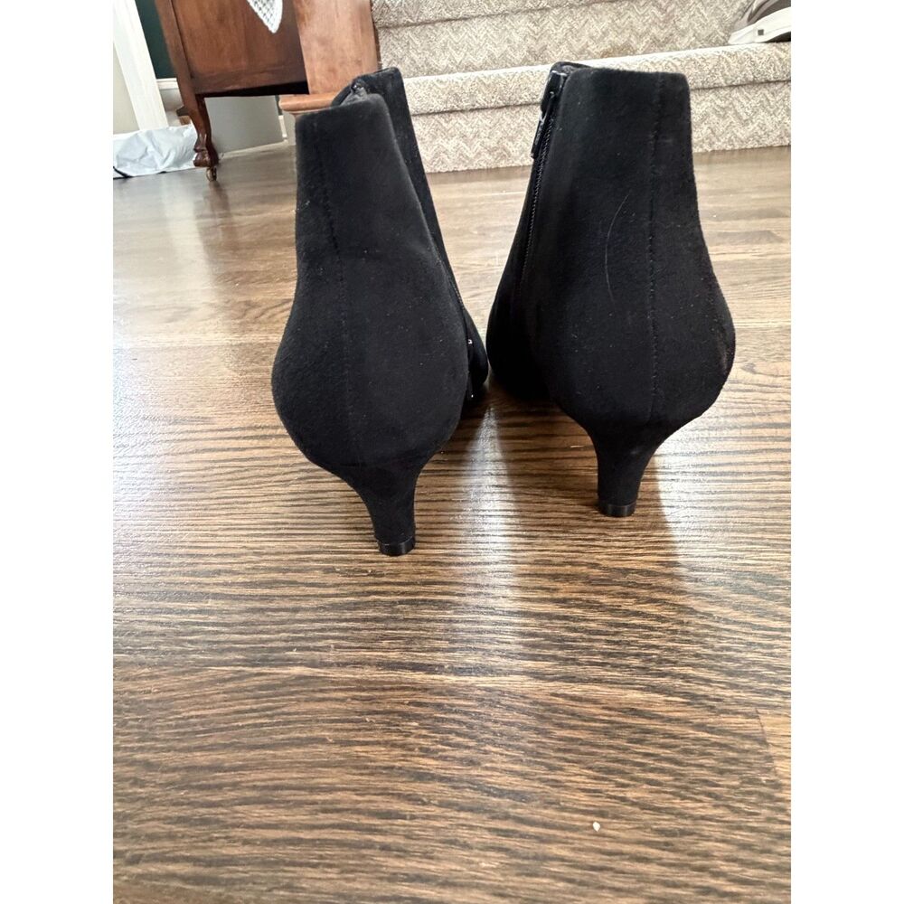 Clarks Black Suede Ankle Boots Kitten Heel Pointed Toe Zip Booties Women's 8.5 - Picture 4 of 6